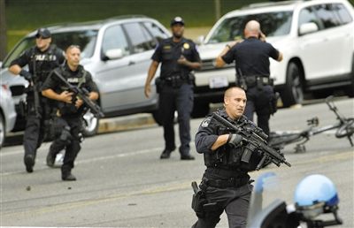 3日,案發(fā)現(xiàn)場,持槍警察在奔跑。