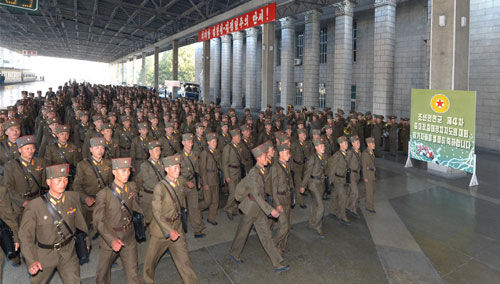 朝鮮人民軍連長級連政治指導(dǎo)員日前陸續(xù)抵達平壤。