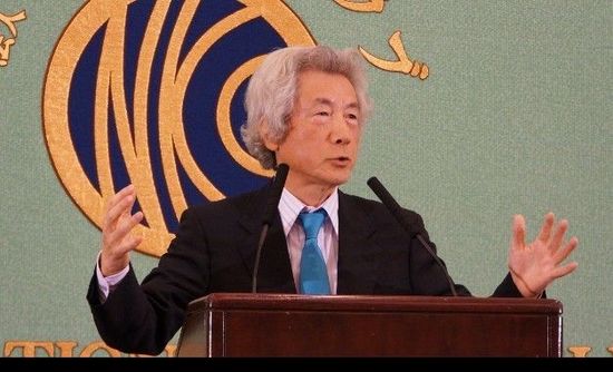 日本前首相小泉純一郎11月12日發(fā)表演說，支持安倍晉三對中國強硬，并鼓動其參拜靖國神社。