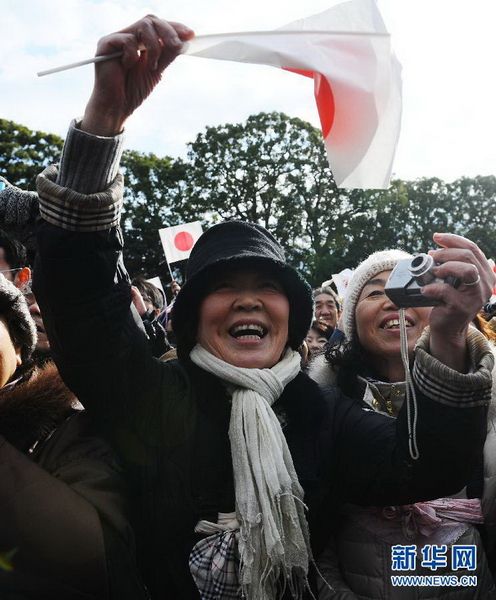 當(dāng)?shù)貢r(shí)間12月23日，在位于日本東京的皇宮，民眾向明仁天皇祝賀生日。