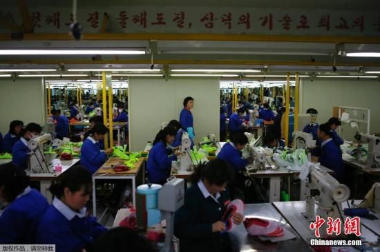 當(dāng)?shù)貢r間12月19日，開城工業(yè)園區(qū)，朝鮮工人在工廠工作。