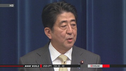 日本首相安倍晉三出發(fā)前往瑞士前接受記者采訪。
