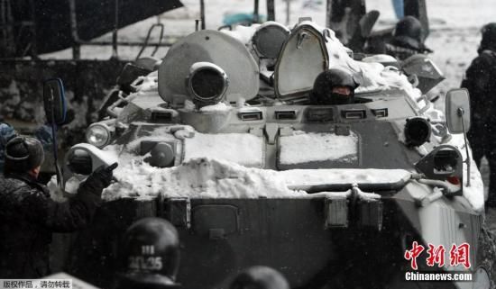 圖為烏克蘭警方派出裝甲車駛向抗議人群。