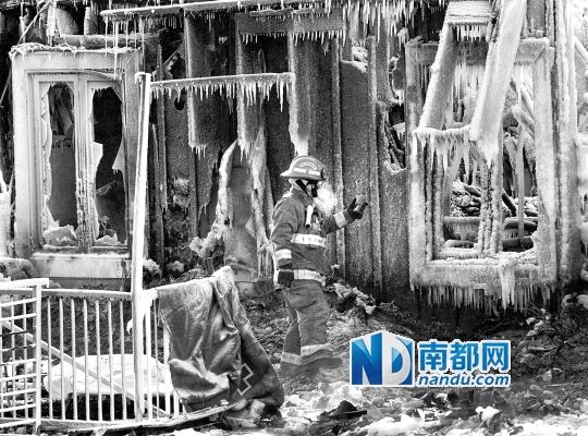 消防員用蒸汽機(jī)融化救火后殘留的冰層，尋找遇難者遺