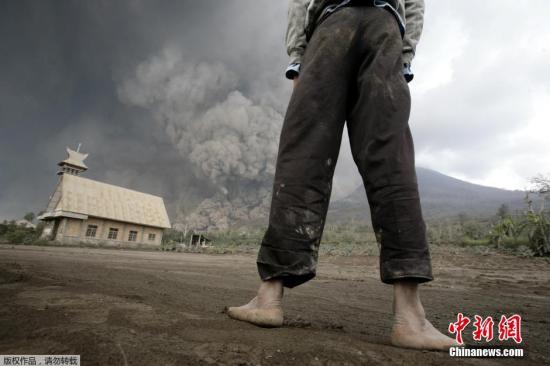 當(dāng)?shù)貢r間2月1日，印尼錫納朋火山持續(xù)噴發(fā)。
