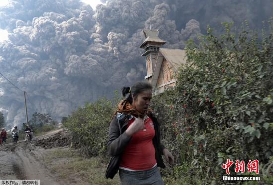 當(dāng)?shù)貢r間2月1日，印尼錫納朋火山持續(xù)噴發(fā)。