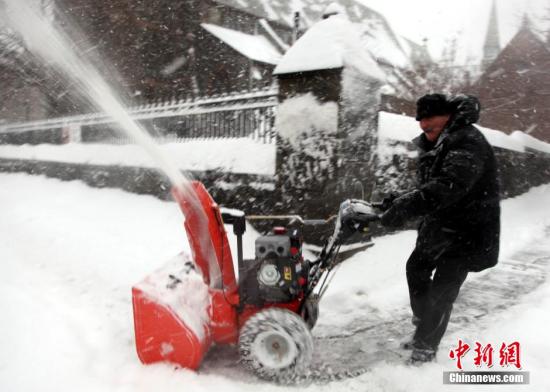 　　2月13日，強大暴風雪系統(tǒng)繼續(xù)襲擊人口稠密的美國東北部地區(qū)。