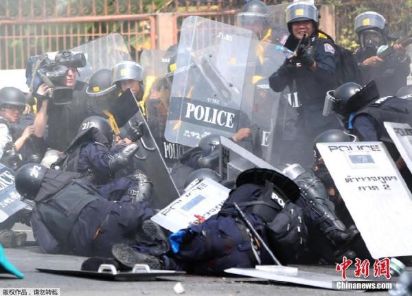 當(dāng)?shù)貢r(shí)間2月18日，泰國(guó)曼谷警方與示威者發(fā)生沖突。