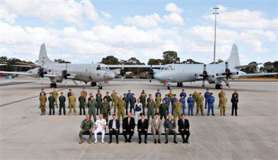 4月29日，參與搜尋馬航失聯(lián)客機(jī)的多國(guó)軍人和軍機(jī)在珀斯皮爾斯空軍基地合影。5月1日，馬航宣布搜尋進(jìn)入新階段，重點(diǎn)將借助不同技術(shù)擴(kuò)大海底搜尋。