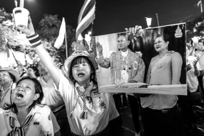 5日，泰國巴蜀府海濱度假勝地華欣，數(shù)萬民眾身穿國王的代表色“黃色”T恤，自發(fā)上街，口喊“國王萬歲”的口號。