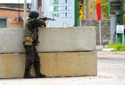 　5日，在烏東部城市斯拉維揚斯克附近，一名烏克蘭士兵守衛(wèi)一處檢查站。