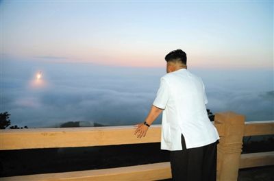 　朝鮮最高領(lǐng)導(dǎo)人金正恩正在觀看導(dǎo)彈發(fā)射。