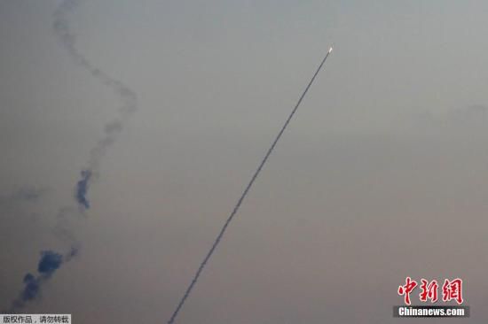 當(dāng)?shù)貢r(shí)間2014年7月13日，以色列斯德洛特，從加沙地帶飛往以色列境內(nèi)的導(dǎo)彈劃破夜空。