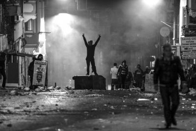 　10月8日，在土耳其伊斯坦布爾，同情難民遭遇的庫爾德人進(jìn)行游行示威，指責(zé)政府應(yīng)對(duì)“伊斯蘭國”武裝不