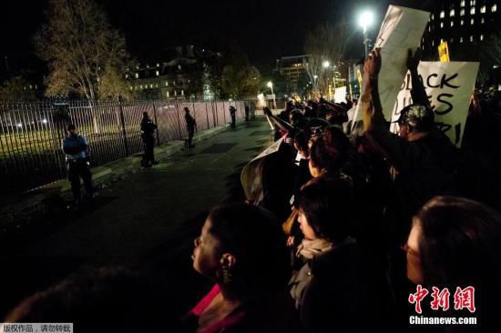 美國白宮前擠滿了抗議槍殺黑人青年的白人警察免遭起訴案件的美國民眾。