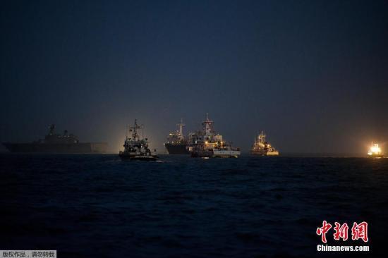 當(dāng)?shù)貢r(shí)間2014年4月24日，搜救人員在全羅南道珍島郡海域24小時(shí)不分晝夜的搜尋沉船事故失蹤者。