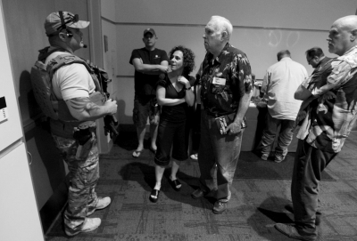 　5月3日，警察在案發(fā)后暫時(shí)阻止與會(huì)者離開(kāi)展覽。