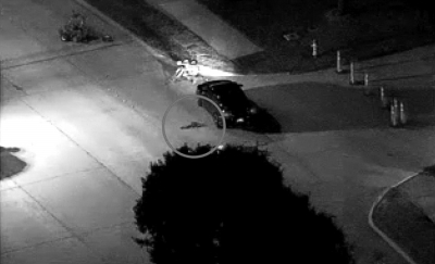 嫌疑人的尸體躺在其所駕駛的車(chē)輛旁