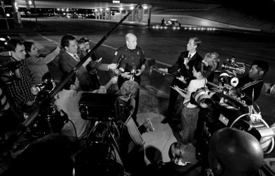 警方發(fā)言人接受記者采訪。