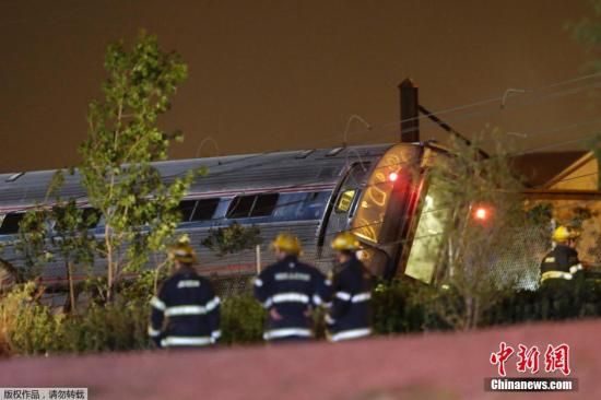 當(dāng)?shù)貢r間5月12日晚，一列美國鐵路公司的火車在費城弗蘭克福段脫軌，導(dǎo)致至少50人受傷。