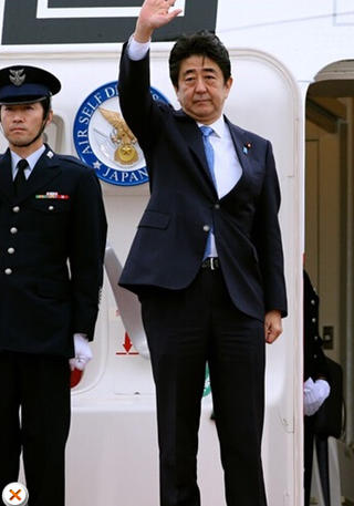 安倍在機場告別，面色凝重