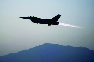 美國(guó)軍方19日證實(shí)，一架美軍F-16戰(zhàn)斗機(jī)上周在阿富汗東部遭到地面火力攻擊，受損嚴(yán)重，不得不拋掉兩個(gè)油箱以及多件武器彈藥才勉強(qiáng)返航。事發(fā)區(qū)域主要受塔利班控制。過去，塔利班武裝組織曾經(jīng)數(shù)次使用小型火力擊落美軍直升機(jī)，但從未擊中能在高空超音速飛行的F-16戰(zhàn)斗機(jī)。