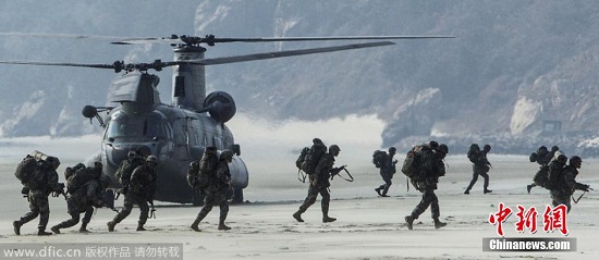 資料圖：當?shù)貢r間2014年11月10日，韓國海陸空三軍啟動了“2014護國演習(xí)”。