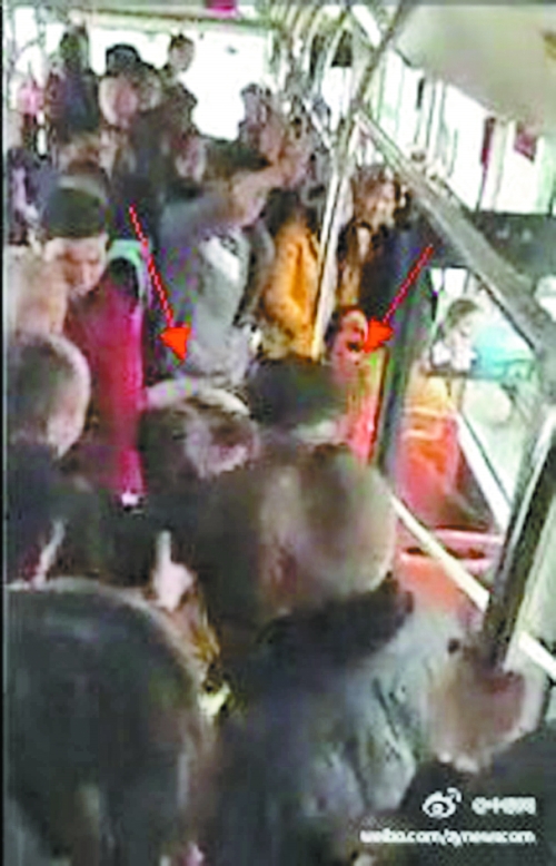 鄭州：公交車(chē)上沒(méi)讓座 女孩遭老漢揪頭發(fā)暴打