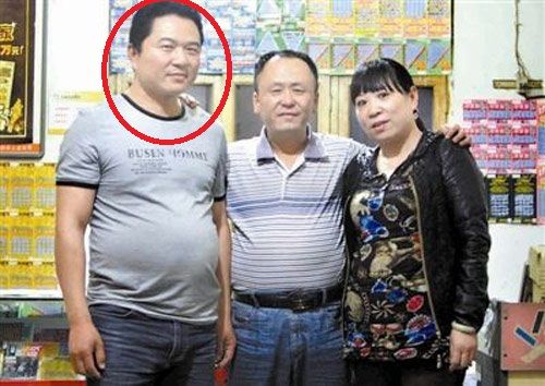 中獎(jiǎng)?wù)呲w應(yīng)光(左 腦袋畫了紅圈圈那位大哥)和彩票投注站老板張老二(中)及張老二的妻子合影 中獎(jiǎng)?wù)呲w應(yīng)光(左 腦袋畫了紅圈圈那位大哥)和彩票投注站老板張老二(中)及張老二的妻子合影