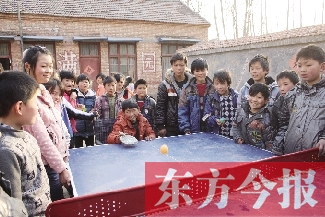 坐著輪椅的小宗成和同學們一塊打乒乓球，這是他感到最快樂的事