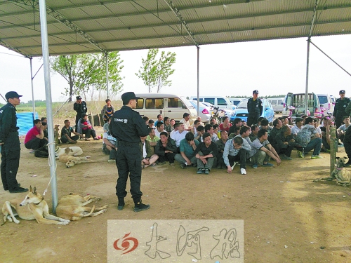 民警突襲賭場，64名涉案人員全部落網(wǎng)。