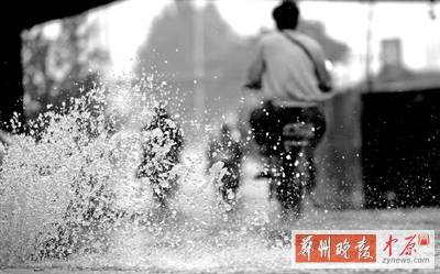 航海路鐵路立交橋下，一個(gè)窨井冒出半米多高的“噴泉” 鄭州晚報(bào)記者 馬健 圖