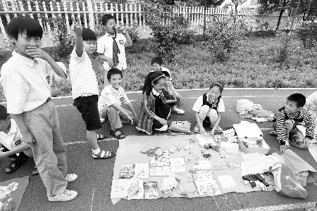 小學(xué)生當?shù)財偫习澹瑪[起攤來也很專業(yè)