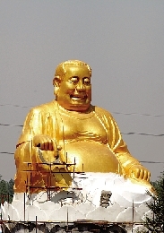 　4月25日，洛陽龍華歡樂園，網(wǎng)上引起熱議的“大背頭彌勒佛”。