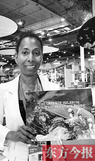 桑麗莎的童話書《皇帝、新娘與龍袍》在上海世博會加勒比聯(lián)合館與中國讀者見面 資料圖片