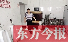 男廁中擺放的電視機(jī)、柜子、自行車等物品