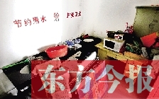廁所進(jìn)門中廳，擺放著灶臺、餐桌、床鋪等，乍一看像個(gè)客廳