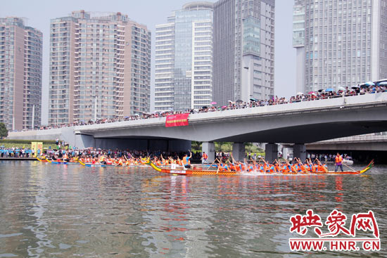 6月11日，2013中華軒轅龍舟大賽，在鄭州東區(qū)的如意湖舉行。