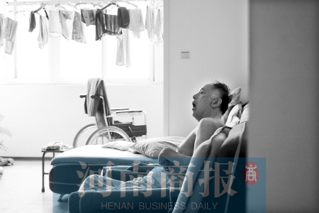 金老先生因偏癱生活不能自理，鄰居說(shuō)，平時(shí)經(jīng)?？吹阶o(hù)工和老人的弟弟前來(lái)照顧 實(shí)習(xí)生 唐韜/攝