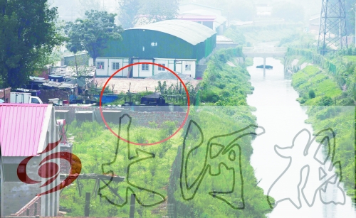　彩虹橋西南側(cè)有一個大型地溝油加工窩點，廢水流入旁邊的排水渠。