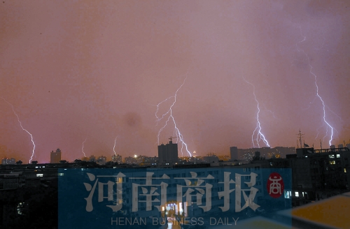 昨天21:30左右，雷電頻頻“光顧”鄭州市區(qū)