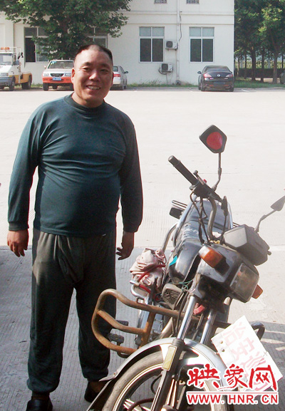 鞏義男子騎摩托車在高速上“巡邏” 家屬稱其患精神病 鞏義男子騎摩托車在高速上“巡邏” 家屬稱其患精神病