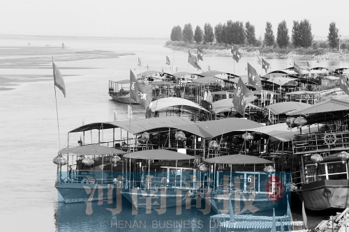 這些出航的船只，都沒(méi)有相關(guān)資質(zhì) 記者 王春勝/攝