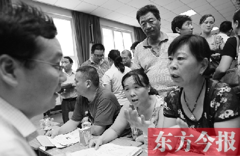 帶著孩子小升初的諸多疑問(wèn)，眾多家長(zhǎng)（右）向教育部門(mén)咨詢