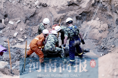 　　7個多小時的奮力救援，也沒能救回這個孩子