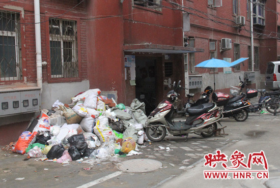 小區(qū)內(nèi)也堆積了很多垃圾 小區(qū)內(nèi)也堆積了很多垃圾