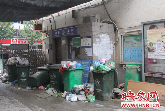 七個裝滿垃圾的大桶已經(jīng)將進(jìn)出小區(qū)的路堵了一半 七個裝滿垃圾的大桶已經(jīng)將進(jìn)出小區(qū)的路堵了一半