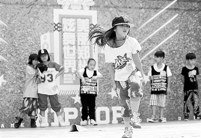 Locking(鎖舞) 強(qiáng)調(diào)干凈利落 Locking(鎖舞) 強(qiáng)調(diào)干凈利落