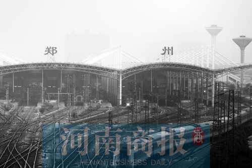 從解放路立交向南望去，火車站南側一座高樓在霧霾中若隱若現