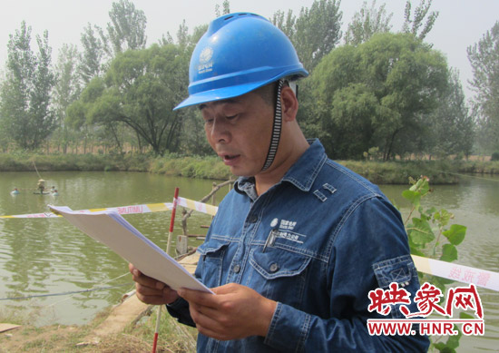 登塔之前，樊建軍在做最后的安全指示